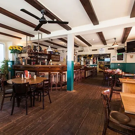 해피 인 롯지 호스텔 *